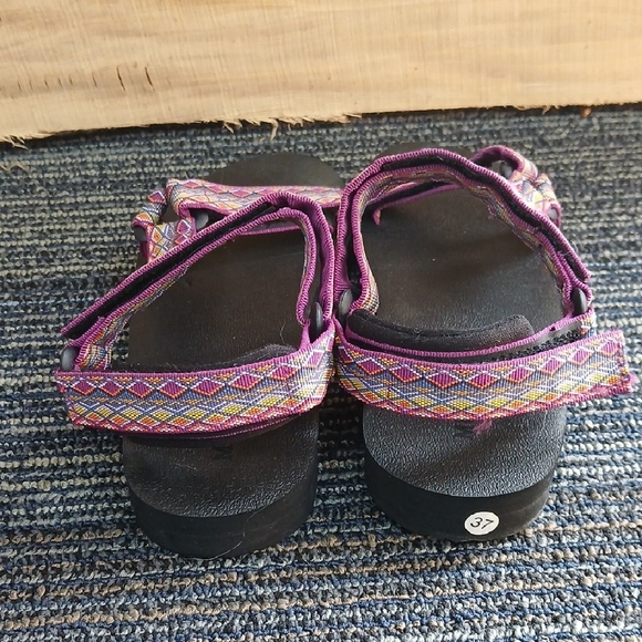 Vibrant Patterned Women's Sandals - Picture 3 of 6